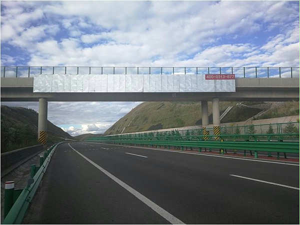 张承高速K101+500公里处跨线桥广告