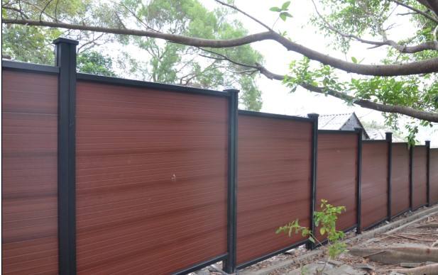 张家口围挡制作中常见的塑木围栏围挡