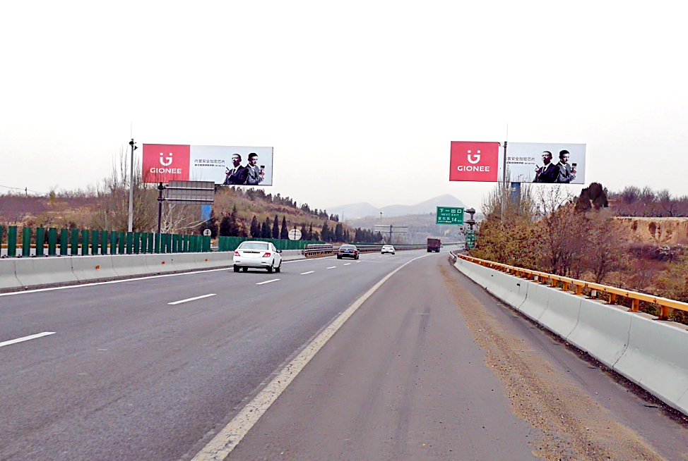 京藏高速K129+800公里处对塔广告牌